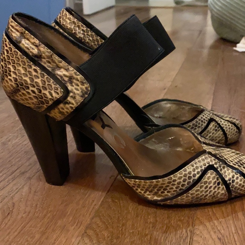 Cutest closed toe snakeskin pumps